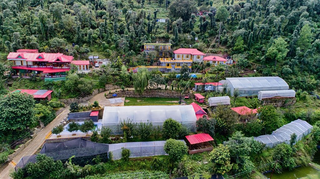 Family resort in Solan with mountain view